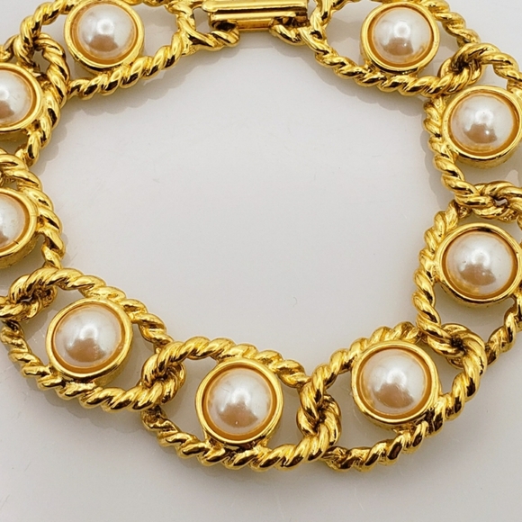 Gold Link Bracelet with Pearl Centers - Picture 2 of 7